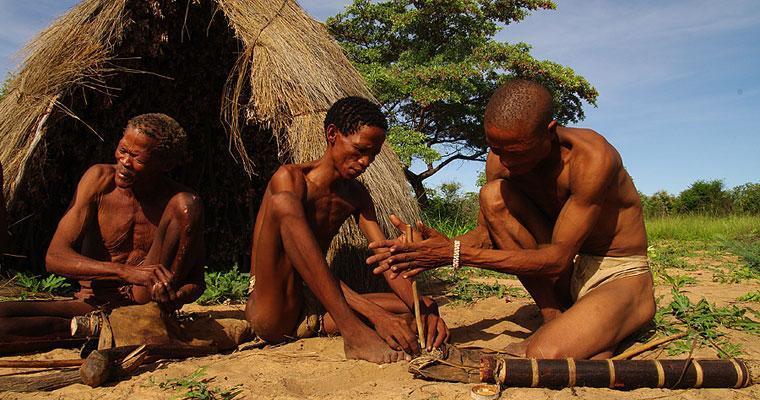 Feuermachen nach alter Art im traditionellen Dorf
