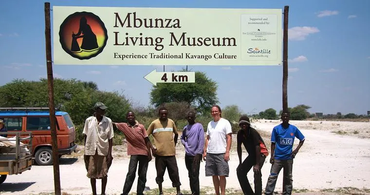 Aufbau des Straßenschildes bei den Mbunza